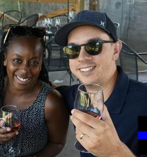 一男一女手拿酒杯