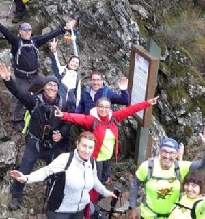 一群人在山上摆姿势拍照