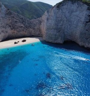 widok z lotu ptaka na plażę na dużym klifie