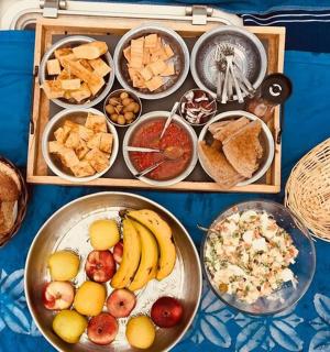 桌子上放着一盘不同类型的食物