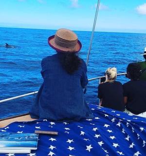 一群人坐在海上的船上