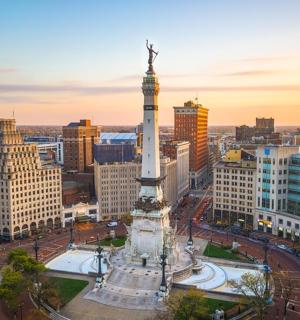 pohled na město se sochou na věži