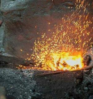 用钳子在火上夹东西的人