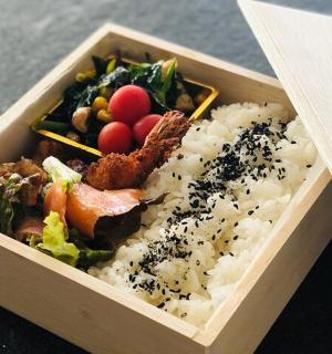 装有米饭、蔬菜和肉的木箱