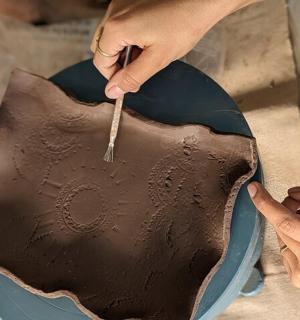 一个人用刀切巧克力蛋糕