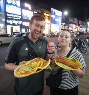 一男一女拿着两盘食物