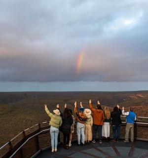 一群人站在彩虹般的观景台上