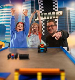 muž a dítě s rukama ve vzduchu