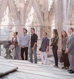 skupina lidí stojících v katedrále