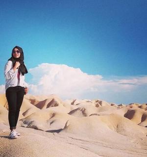 一名女子站在沙漠中