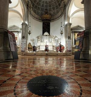 isang malaking gusali na may malaking silid na may malaking palapag