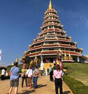 一群人站在宝塔前