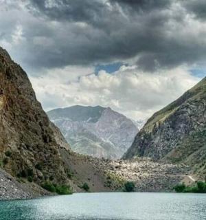 jezero uprostřed pohoří