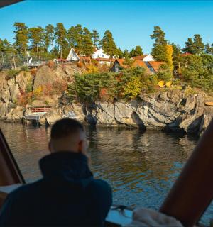 一名男子坐在船上看着水面