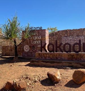 cedule uprostřed prašné cesty