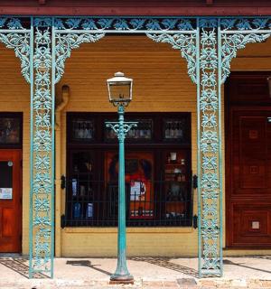 一栋有两扇门的建筑物前面有两盏灯