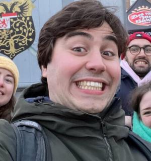 一名男子站在两名女子面前