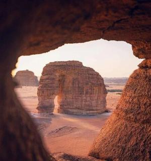 透过岩层看到的沙漠景色
