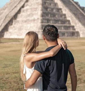 一名男子和一名女子站在金字塔前