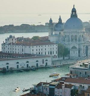 有河流和建筑物的城市景观