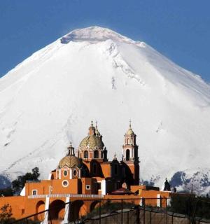 一座白雪覆盖的山，前面有一栋建筑