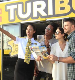 一群人站在公共汽车前