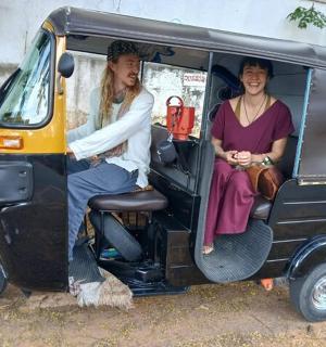 两名女子坐在一辆小型车的后座上