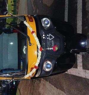 pandangan atas telefon bimbit yang tergantung di bangunan