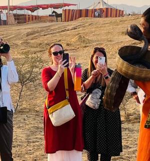 一群人用相机拍照