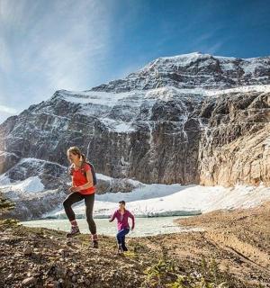 一名妇女和一名儿童在山上奔跑