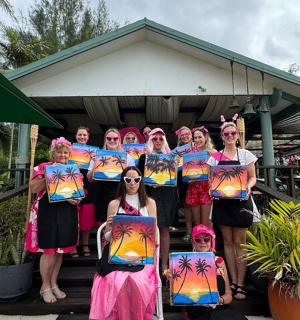 一群女孩在房子前摆姿势拍照