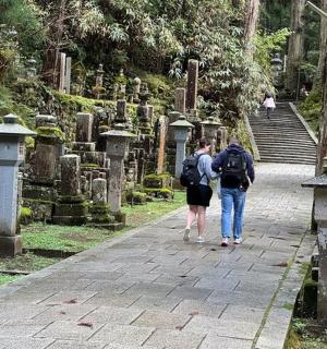 两个人走过墓地