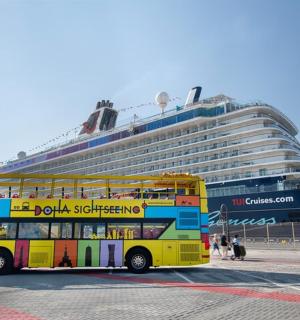 žlutý dvoupatrový autobus před výletní lodí