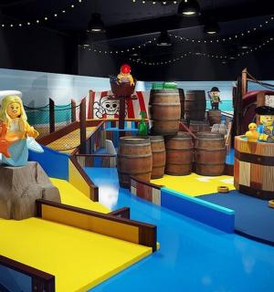 místnost s herní sadou se zvířátky a sudy