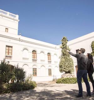 两个人站在一栋白色建筑前