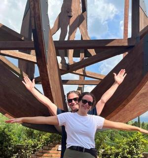 两个人站在一个巨大的木结构前