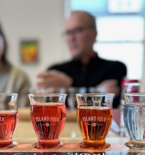 桌上有四杯啤酒