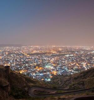 pohled na město v noci z hory