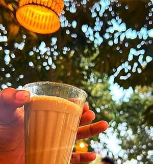 osoba držící sklenici pomerančového džusu