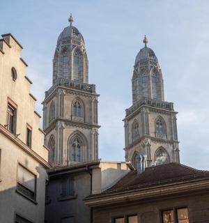 dvě věže na střeše budovy vedle budovy