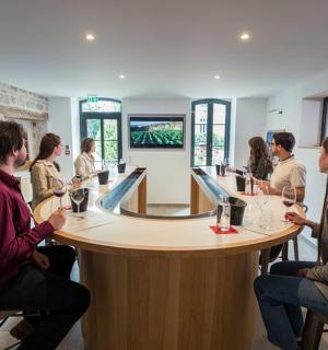 skupina lidí sedících u baru v restauraci