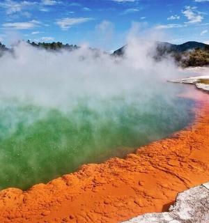 vodní plocha, z níž stoupá pára