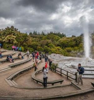skupina lidí stojící kolem vodopádu