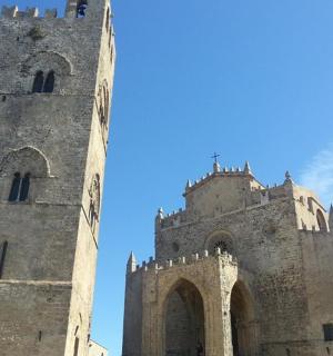 城堡的两座塔楼,背景是天空