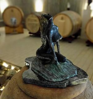 两人站在桌子上的铜像