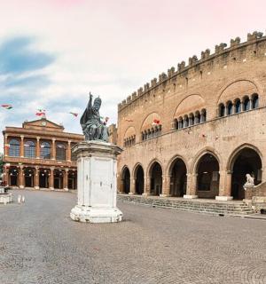 建筑物前基座上的马雕像