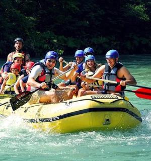 skupina lidí na voru ve vodě