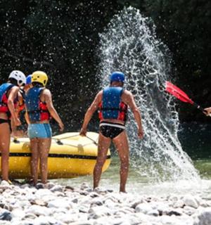 skupina lidí na voru ve vodě