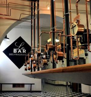 一间房间里有一堆铜质设备的酒吧