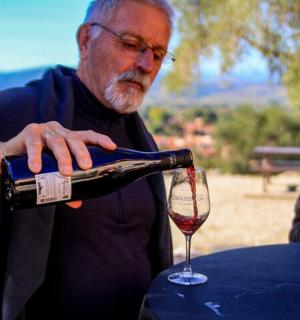 一名男子将一瓶葡萄酒倒入玻璃杯中